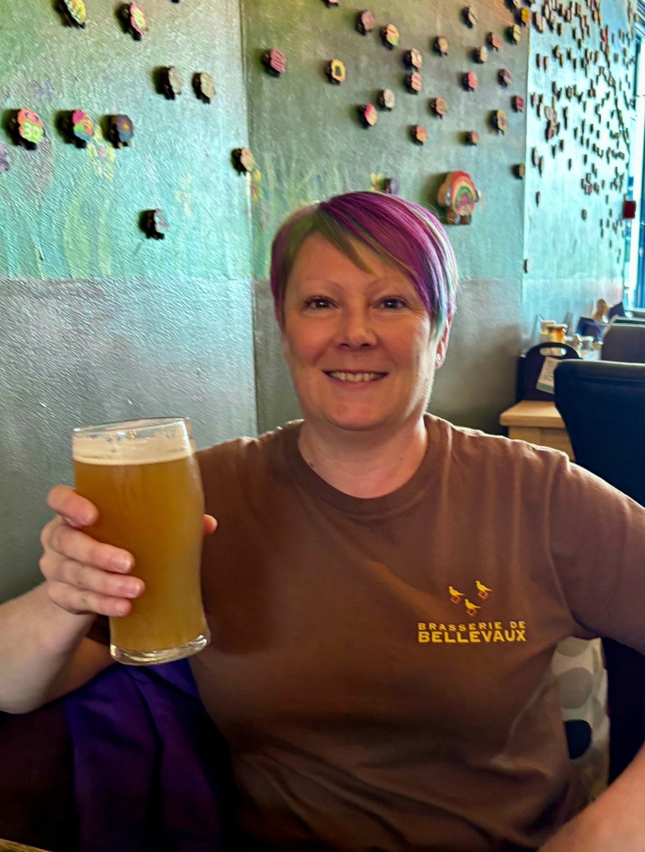 susiebear78's tweet photo. Made it to the pub! Trying out a new hazy IPA from @dogswindow #BreconTap https://t.co/YTVBMeOU0U
