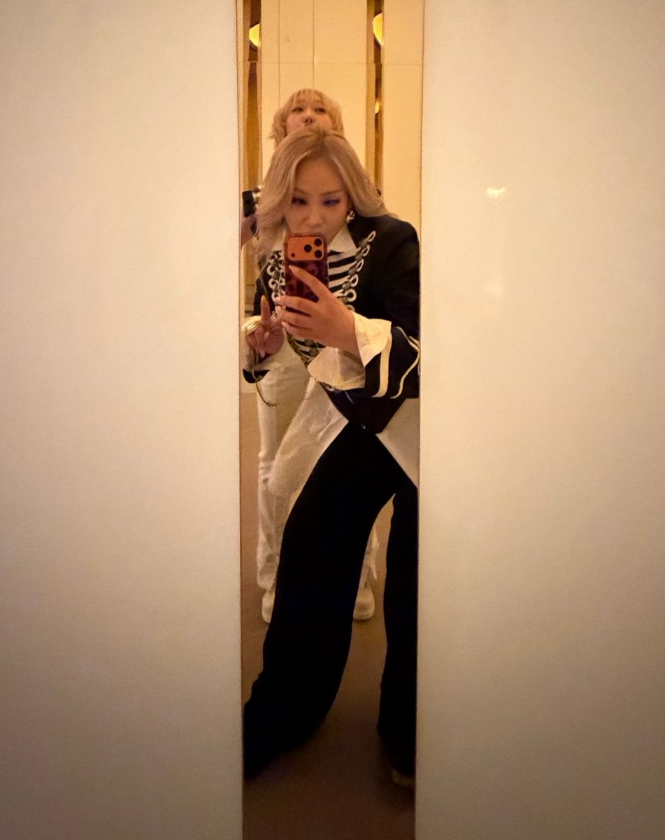 memealuvzCLx's tweet photo. CL with MINZY tonight 😍✨
(chaerin got a new 17pro orange) https://t.co/iZiDcdPYOH