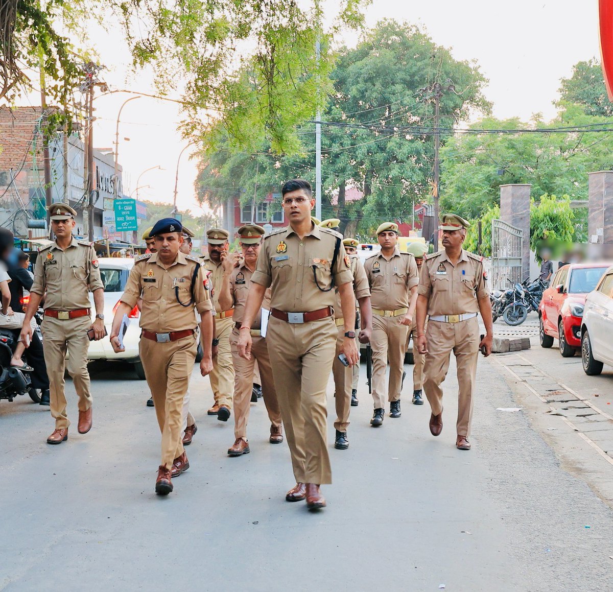 shahjahanpurpol's tweet photo. आज दिनांक 03.05.2026 को #SP_शाहजहाँपुर द्वारा #C0_CITY के साथ आगामी त्योहारों के दृष्टिगत जनपद में शांति एवं कानून व्यवस्था बनाए रखने के उद्देश्य से थाना सदर बाजार क्षेत्रान्तर्गत प्रमुख बाजारों एवं भीड़भाड़ वाले स्थानों पर पैदल गश्त की गई। https://t.co/qC5hkDV3zO
