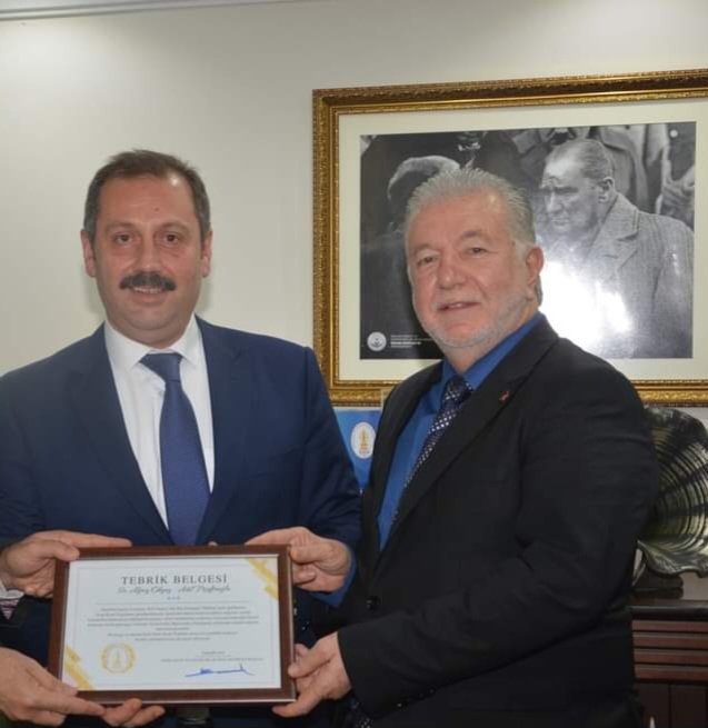 AlpayOkyay's tweet photo. İzmir Esnaf ve Sanatkarlar Odaları Birliği başkanlığına tekrar seçilen,
Her daim, iyi günümüzde ve kötü günümüzde yanımızda olan,
Kıymetli ağabeyim sayın Yalçın Ata'yı ve yeni yönetim kurulunu tebrik eder, muvaffakiyetler dilerim.
#Esnaf @Yalcinata35 https://t.co/Rjw99XURdd