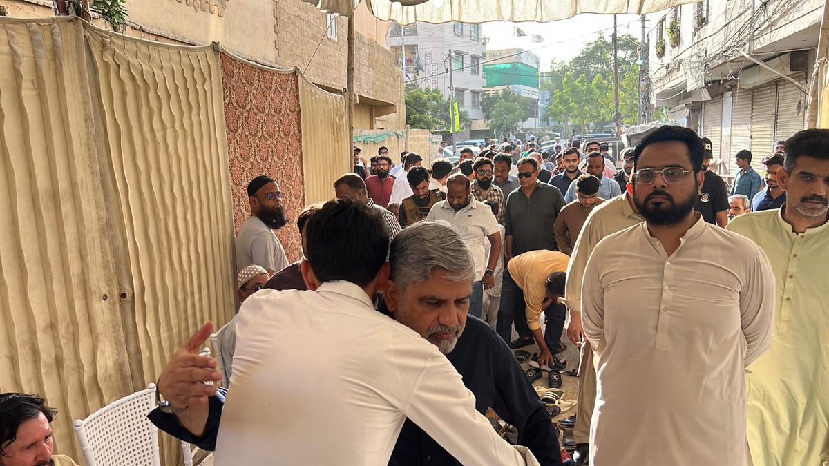 AnisMQM's tweet photo. مرکزی یوتھ ونگ کے ممبر گلزیب بھائی کے والد کے جنازے میں سینئر مرکزی رہنما انیس احمد قائمخانی کی شرکت، اس موقع پر مرکزی کمیٹی کے رکن شاکر علی، اراکینِ سندھ اسمبلی اور دیگر ذمہ داران بھی موجود تھے۔ مرحوم کے ایصالِ ثواب کے لیے فاتحہ خوانی، لواحقین سے دلی ہمدردی و تعزیت کا اظہار کیا۔ https://t.co/Sr3WDanOPE