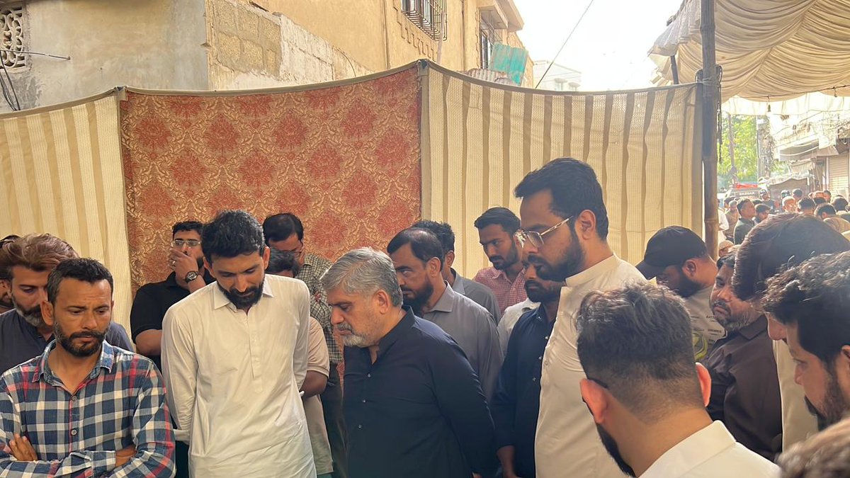 AnisMQM's tweet photo. مرکزی یوتھ ونگ کے ممبر گلزیب بھائی کے والد کے جنازے میں سینئر مرکزی رہنما انیس احمد قائمخانی کی شرکت، اس موقع پر مرکزی کمیٹی کے رکن شاکر علی، اراکینِ سندھ اسمبلی اور دیگر ذمہ داران بھی موجود تھے۔ مرحوم کے ایصالِ ثواب کے لیے فاتحہ خوانی، لواحقین سے دلی ہمدردی و تعزیت کا اظہار کیا۔ https://t.co/Sr3WDanOPE