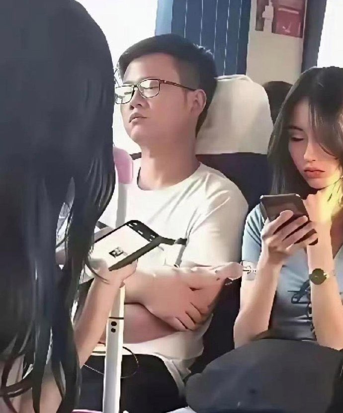 这都能睡着？ https://t.co/KzZR6hxaQx