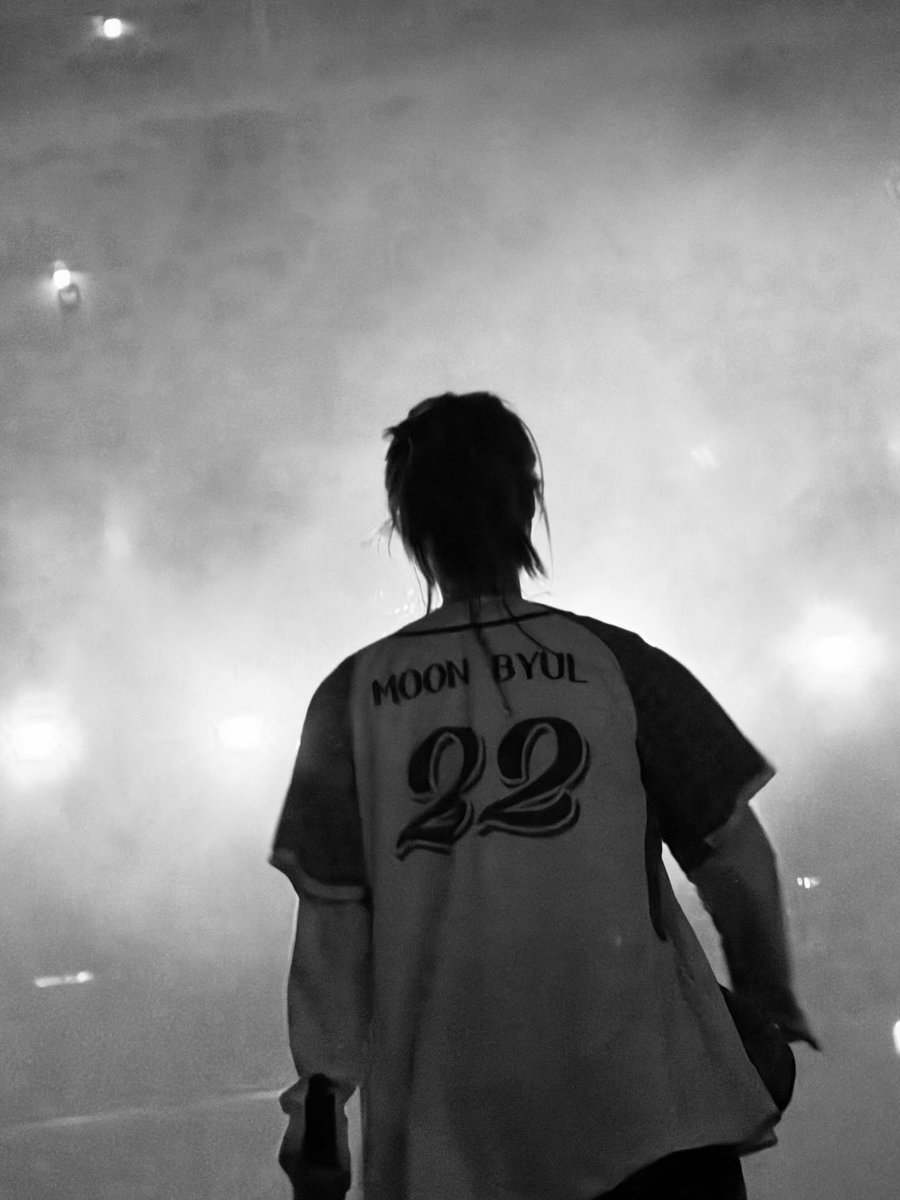 what a photo ⚾️

— #문별 #MOONBYUL