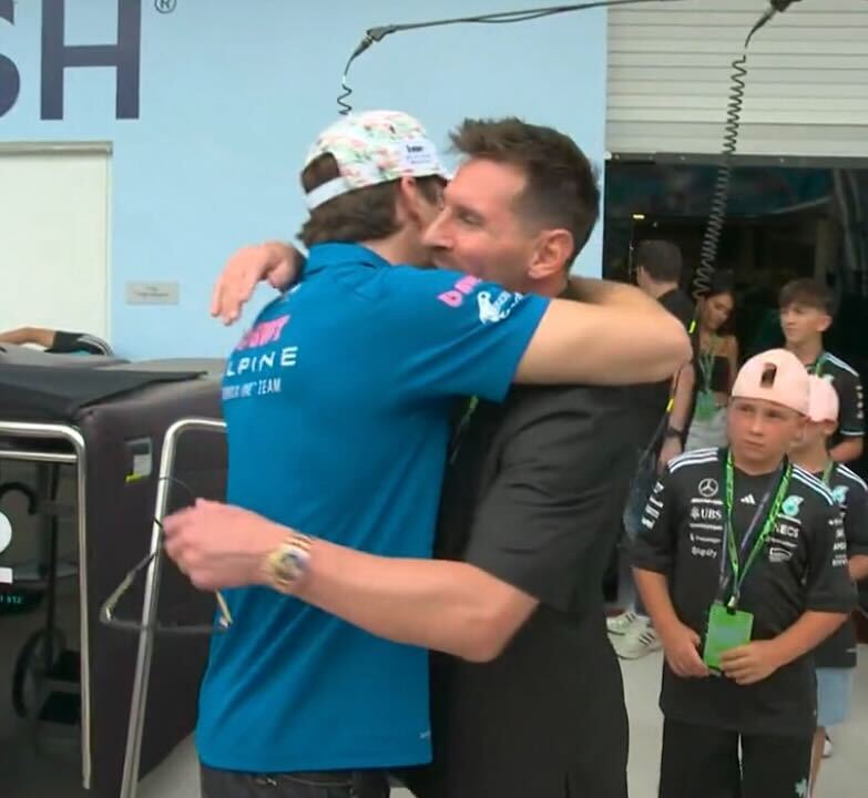 wearetherace's tweet photo. Franco Colapinto 🤝 Lionel Messi 

Not a bad pre-race meet-up! https://t.co/624rAnoVuV