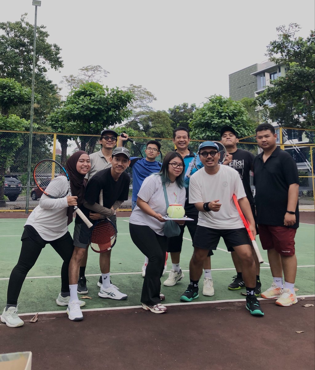 basyiol's tweet photo. throwing @ensabahnoor_ the silliest birthday surprise today to match his energy

- finalized the gifts selection along with the customized gift wrap (his pics😂)
- secretly grabcar-ing to his tennis court with all my white lies—with the help of his family

HAPPY BIRTHDAY BBY🫶🏻 https://t.co/E7hkWv3Ymv