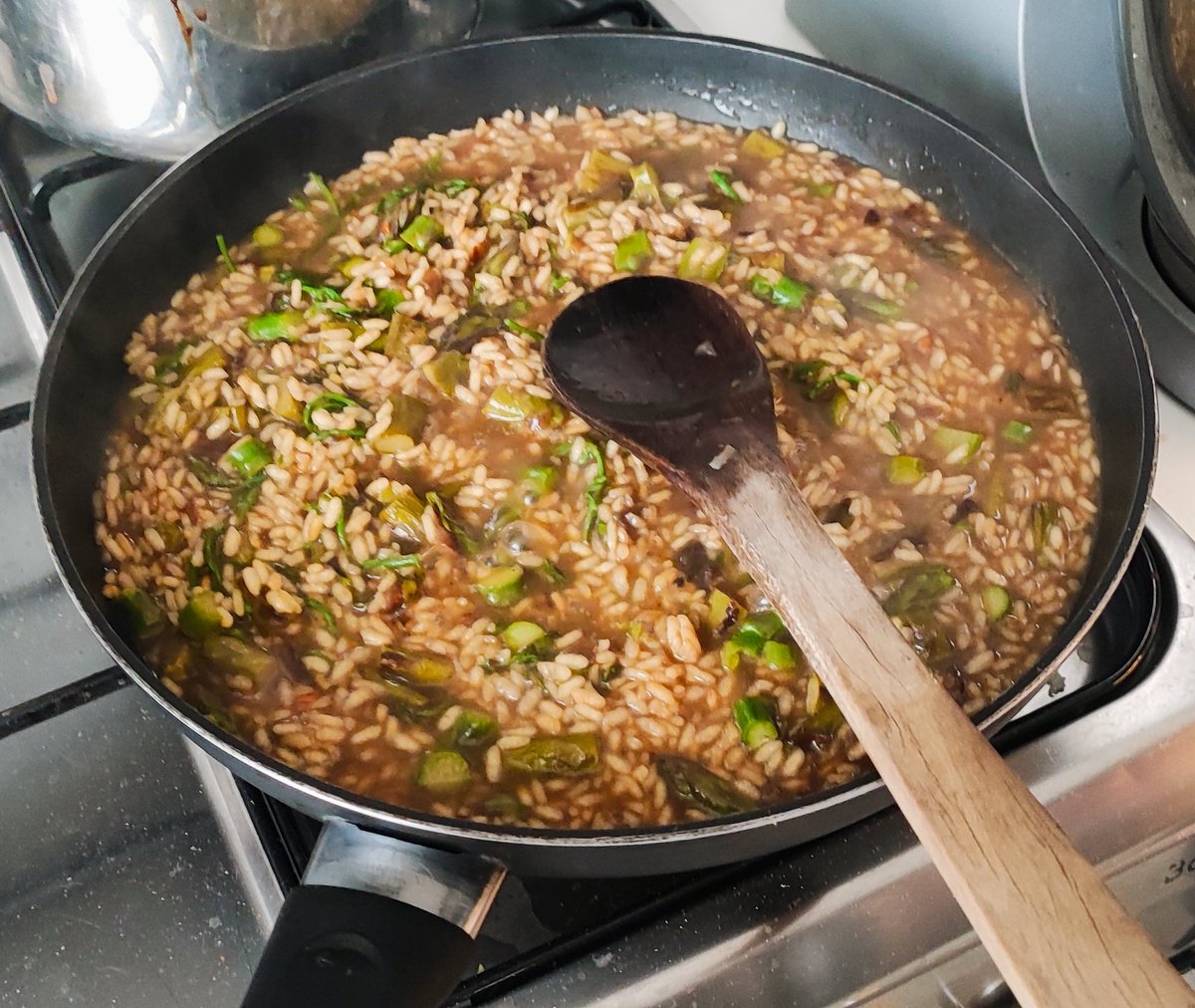 bonhomme69's tweet image. Oggi risotto al loertis (luppolo selvatico) e asparagi.
Semplice, veloce, economico, delizioso e #vegano.
#vegan #foodpic #foodpics #foodshare #govegan #3maggio