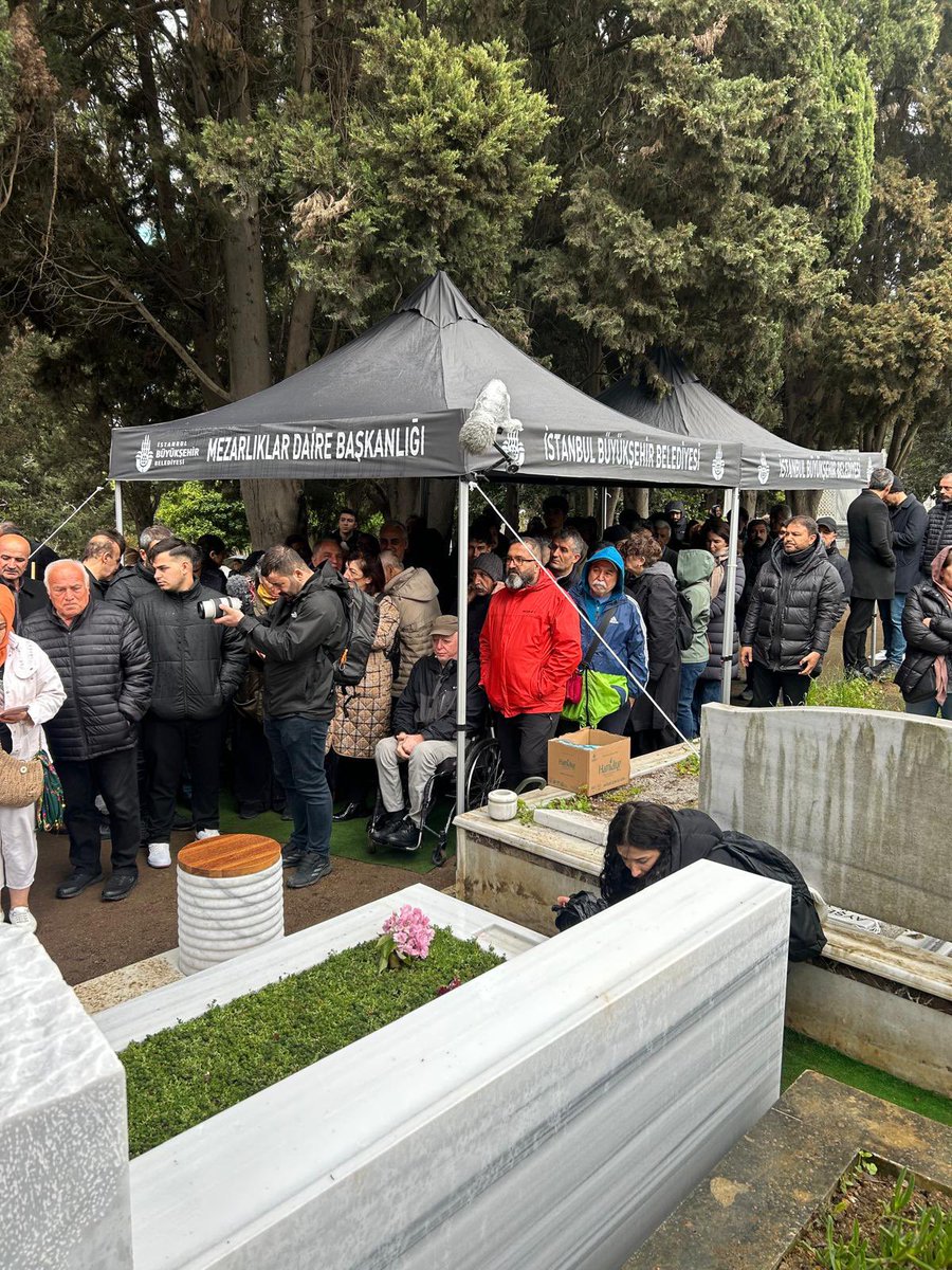 sdhareketi's tweet photo. Yaşamını eşitlik ve barış mücadelesine adayan Sırrı Süreyya Önder, aramızdan ayrılışının birinci yıl dönümünde İstanbul’da mezarı başında anıldı. https://t.co/8AF2zEVSZc