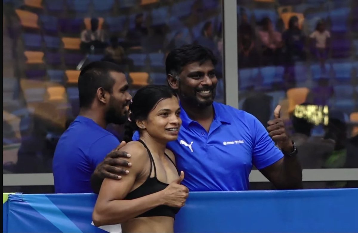 nnis_sports's tweet image. Baranica Elangovan poses with her coach Milber Russell after breaking the NR 📸

✅ 4.22m - Bhubaneswar 2026
✅ 4.23m - Bhubaneswar 2026

KALINGA STADIUM – like a fortress for Baranica, where she keeps getting better 👏👏

#Athletics #IndianAthletics #TrackandField #NNISSports