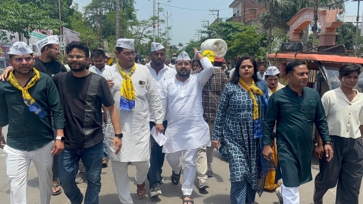 AAPAYMandal's tweet photo. स्मार्ट मीटर की लूट के खिलाफ सुल्तानपुर में मुख्य प्रदेश प्रवक्ता @VanshrajDubey जी की उपस्थिति एवं जिला अध्यक्ष सुरेश कुमार जी के नेतृत्व में AAP कार्यकर्ताओं ने विरोध प्रदर्शन कर महामहिम राज्यपाल महोदया जी को संबोधित ज्ञापन प्रशासनिक अधिकारी को सौंपा। https://t.co/Y1NfGLZXSo