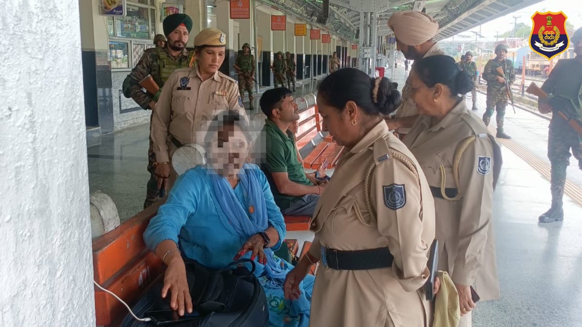 PathankotPolice's tweet image. #PathankotPolice conducted a #CASO Cordon and Search Operation at the railway station to curb the movement of anti-social elements, ensure public safety, and maintain law and order in the district. #YourSafetyOurPriority #PunjabPolice