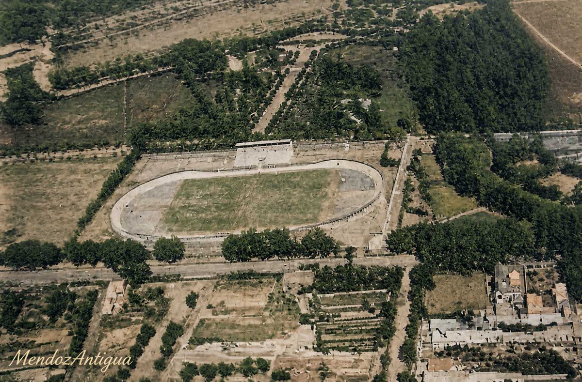 La Catedral del Parque desde el aire: la imagen de 1930 que muestra el corazón azul de Mendoza

mendozantigua.blogspot.com/2018/01/imagen…