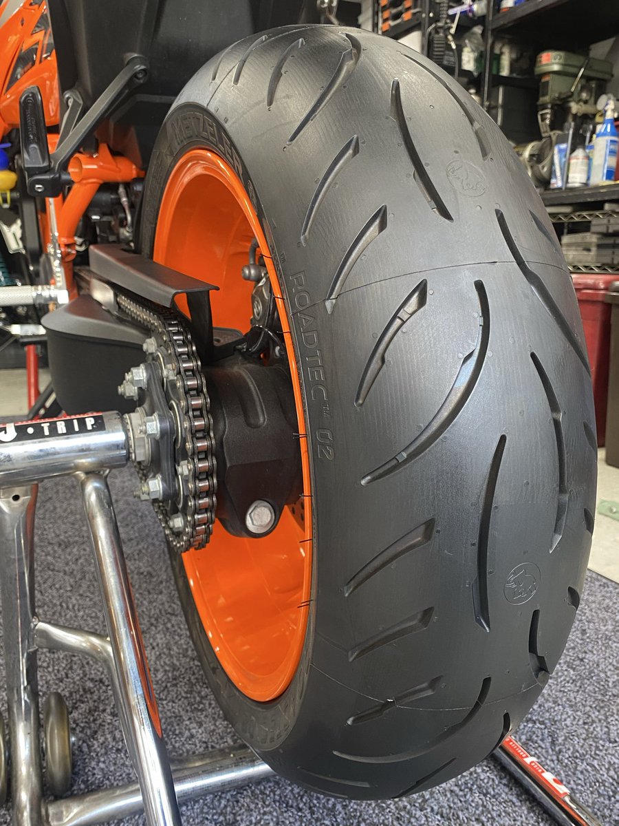sptadao_asakusa's tweet photo. KTM SUPER DUKE R EVO × ROADTEC 02

“THE BEAST”に
しなやかさと安心感をプラス。

オーナー様は、群馬からご友人同士でご来店。
同じタイヤで走る楽しさ、最高ですね。

#KTM #SUPERDUKE #メッツラー #ROADTEC02
#タイヤ交換 #バイク好きと繋がりたい https://t.co/yjgQOlB9U5