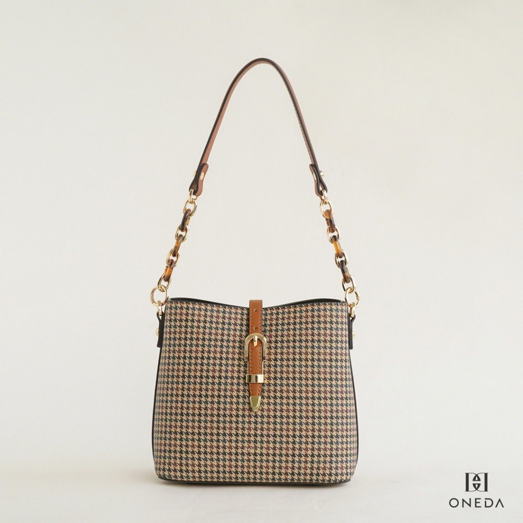 balleyta's tweet photo. Setuju ga? Merk ini tuh design nya timeless dan elegan bgt. Belum nemu tas selempang yg design nya baguss elegan selain merk ini, lg pen hunting2 tas selempang or shoulder bag local brand tp yg elegan gitu? Coba saranin drop link localbrand elegan dan harga yg affordable https://t.co/CJwPBVlIkm