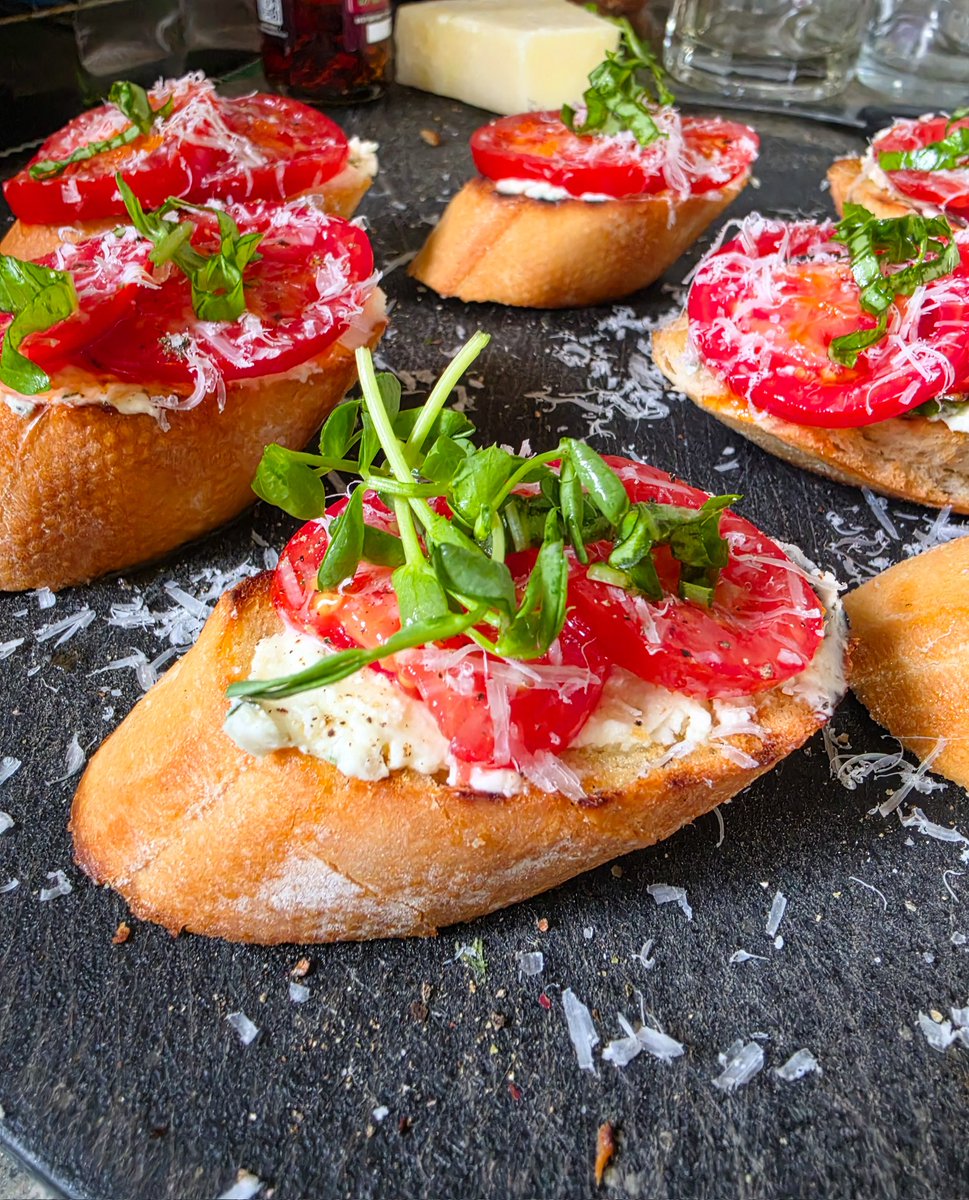 happyveg1986's tweet image. thehappyveg.ca/recipes/boursi…

Quick, easy &amp;amp; delish snack vibes. Grilled baguette, creamy Boursin, sliced Campari tomatoes, chili oil, basil, pea shoots, and pecorino. Snack time couldn't be easier.

#vegetarian #snacks #recipe