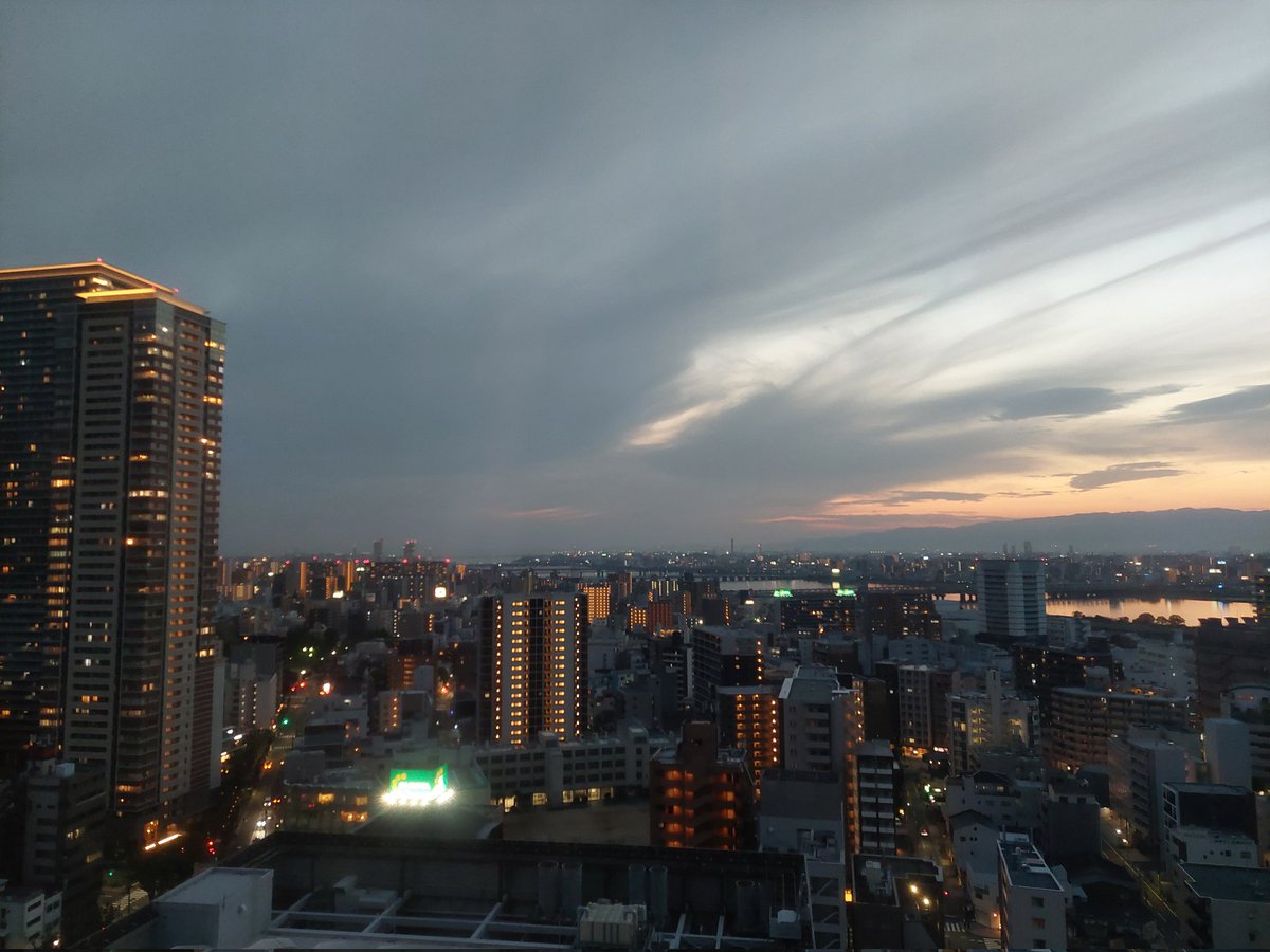 Yu10909769's tweet photo. ウェスティンホテル大阪

シャワーブースとバスタブが別れていて、ありがたいです✨️
眺望は駅側ではないのでイマイチでしたが、夕暮れ時の空は綺麗🌅

一番良かったのはパジャマ！　軽くて肌触りがかなり良い🎵 https://t.co/DTITPaKn6G