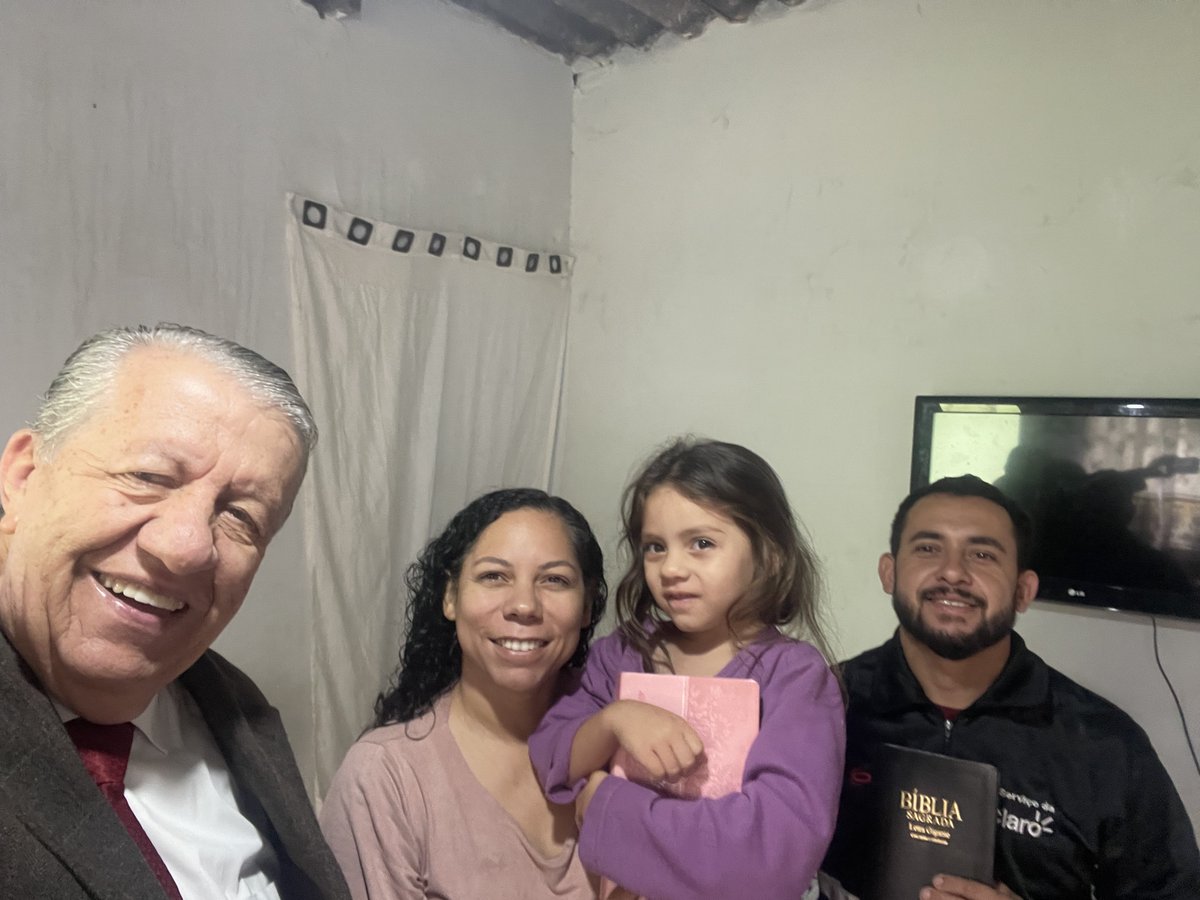Estudo bíblico esta manhã com esta família querida, Loise, Isis e Luís. Bençãos de Deus!