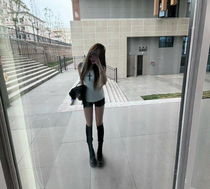 paofubs's tweet photo. OOTD https://t.co/T326HR2Pwr