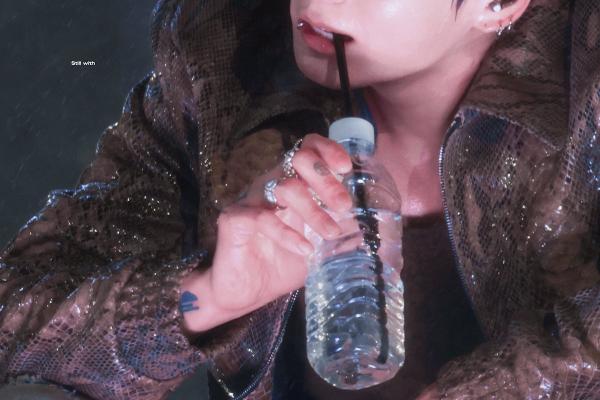 Stillwith_kJin's tweet photo. 🥤
 #전정국 #JUNGKOOK https://t.co/9oURmO4onB