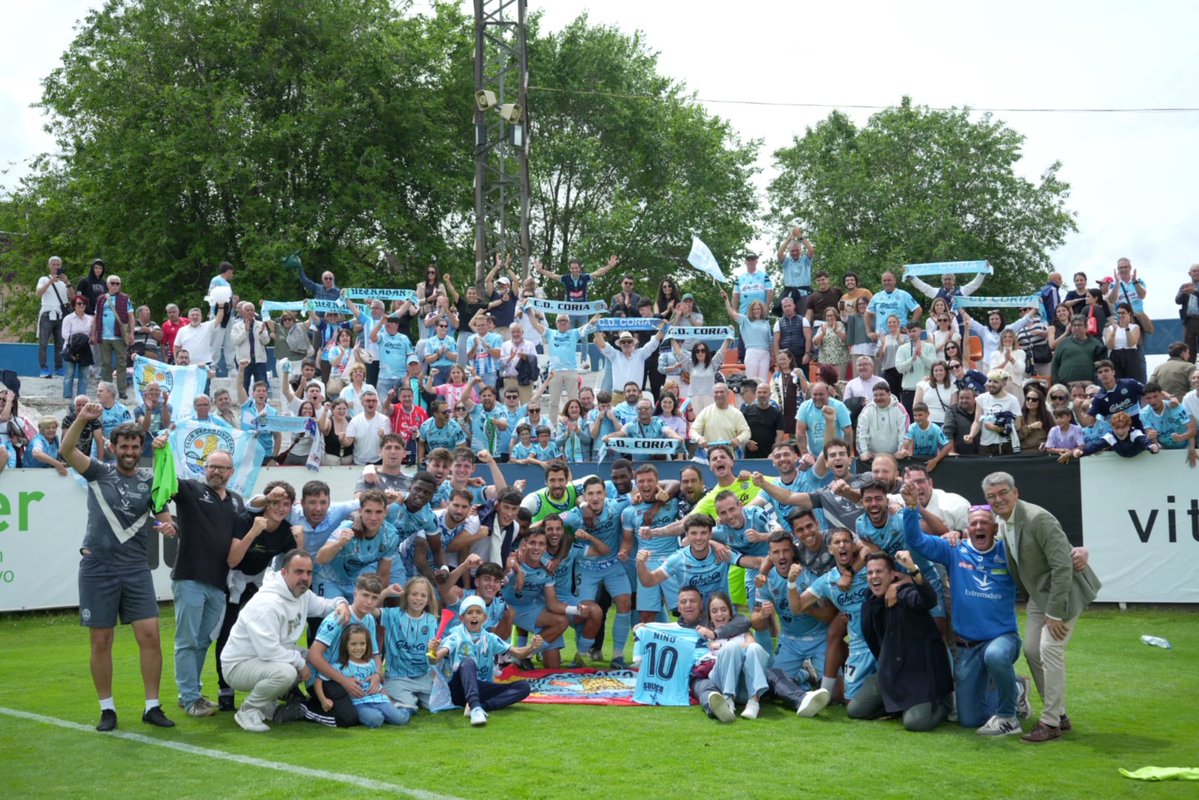 Desde el Club Deportivo Coria informamos a toda la afición celeste que no podemos asegurar el competir la temporada que viene en 2ª RFEF. 

El motivo. ¡SOMOS EQUIPO DE PLAY OFF DE ASCENSO A 1ª RFEF! 🤩

¡Vaaaaaaaaamos familiaaaaaaaaa! 🩵

📲 #MiCorazonLateCeleste #PlayOff