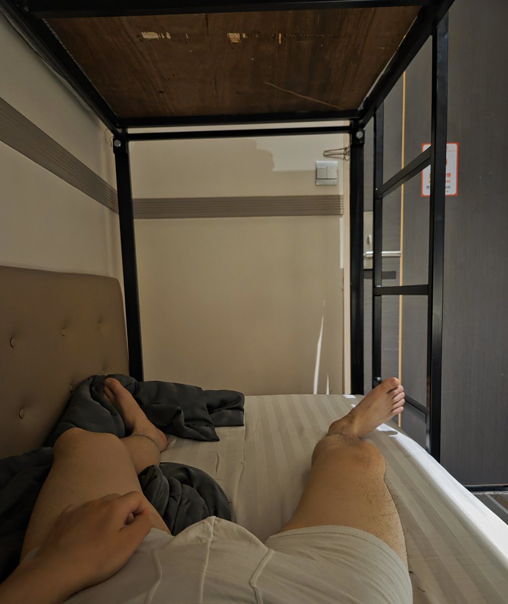 srexaboy's tweet photo. 分享一下这家曼谷的青旅吧，在大名鼎鼎的Mybed附近，名字叫 Podstel，价格很便宜，一晚上人民币30元左右，一个房间就上下两张床住两人，他们泰国本地人很喜欢住这里，还有泰国网黄长住这里面,瑟瑟的故事嘛一般会发生在房间和淋浴卫生间🙄
需要注意这不是纯彩虹青旅，虽然你的室友挺大概率会是基友🤪 https://t.co/IvWkD9mXHa