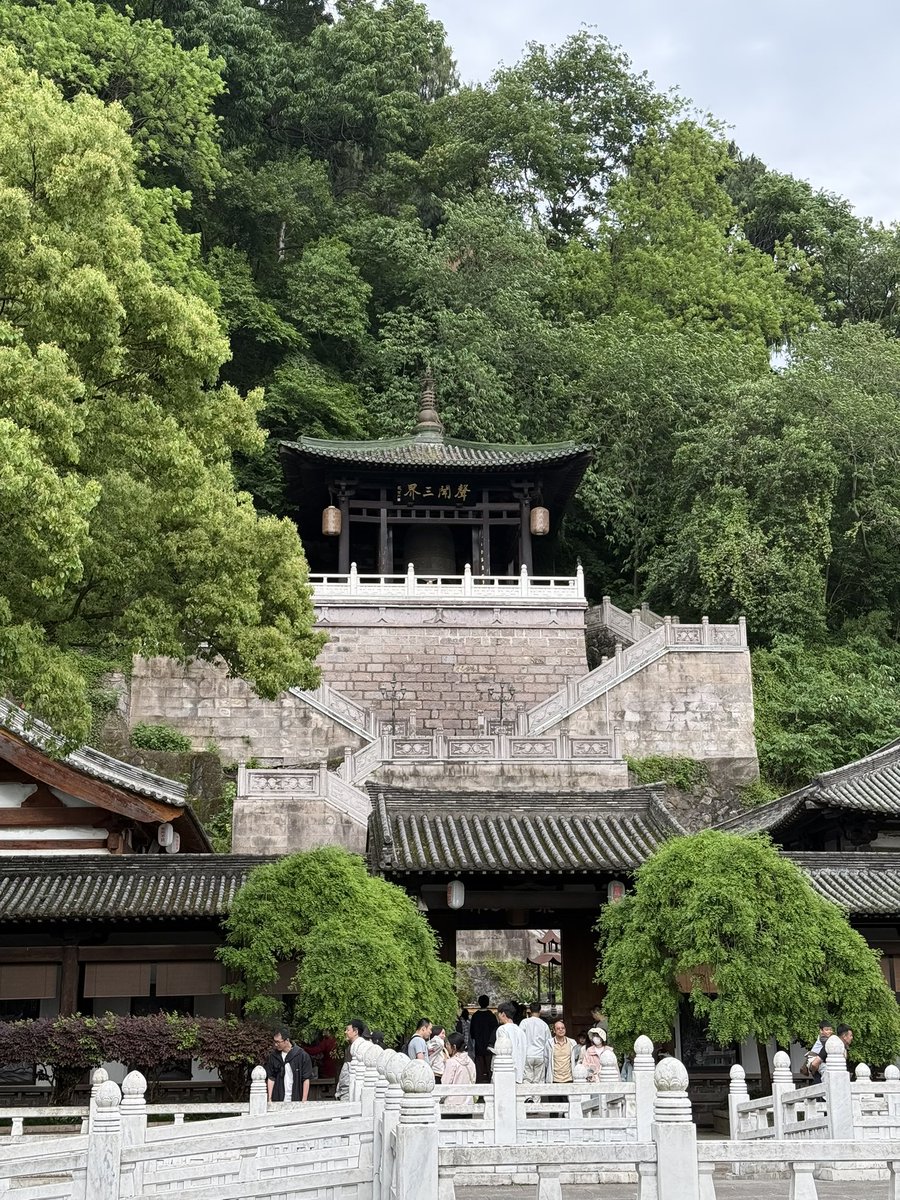 yuliudev's tweet photo. day3：早上起来下着雨，在温州瓦市菜场吃了糯米饭和咸豆浆，菜场旁边就是墨池公园，随便逛了逛。之后去了台州���城，旁边就是龙兴寺。傍晚到天台，逛了赭溪老街，虽然是新建的商业街，正好赶上五一表演，还挺热闹 https://t.co/cimCvx4I34