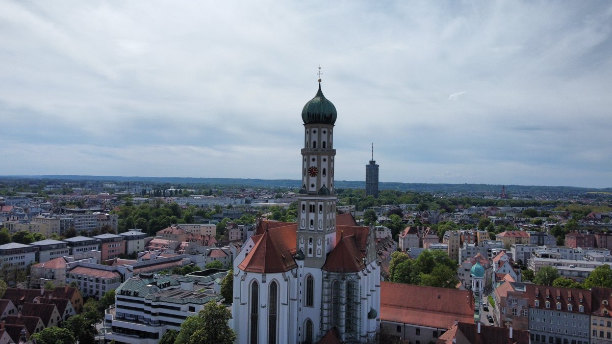 tilothethird's tweet image. Drone Testrun (st Ulrich Augsburg with Hotelturm in the Background) 

(endlich wetterwechsel)

#photography #drone #augsburg #cityscape #landscape #weather