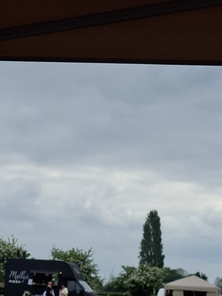 slw_author's tweet image. Hmmm... Will it rain? 
We have our state-of-the-art shower curtains to keep everything dry 🤣🤪
#Britishweather