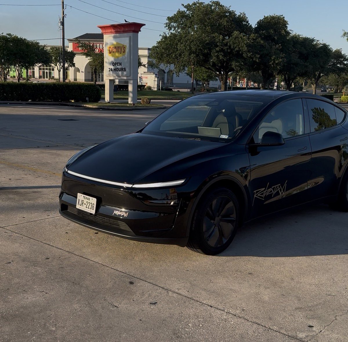 AaronEichinger's tweet image. New #Tesla Robotaxi in the Houston Area😍 XJR2336 spotted just now🤩😎🚀 @wholemars @SawyerMerritt @JoeTegtmeyer @RtaxiTracker @Investanswers