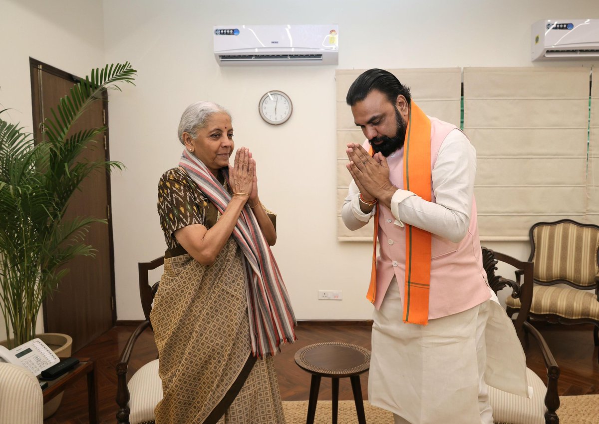 samrat4bjp's tweet image. माननीय केंद्रीय वित्त मंत्री श्रीमती @nsitharaman जी से शिष्टाचार मुलाकात कर बिहार के आर्थिक विकास, समग्र उन्नयन और प्रगति के विभिन्न आयामों पर विस्तृत एवं सार्थक चर्चा हुई।

#ViksitBihar #ViksitBharat