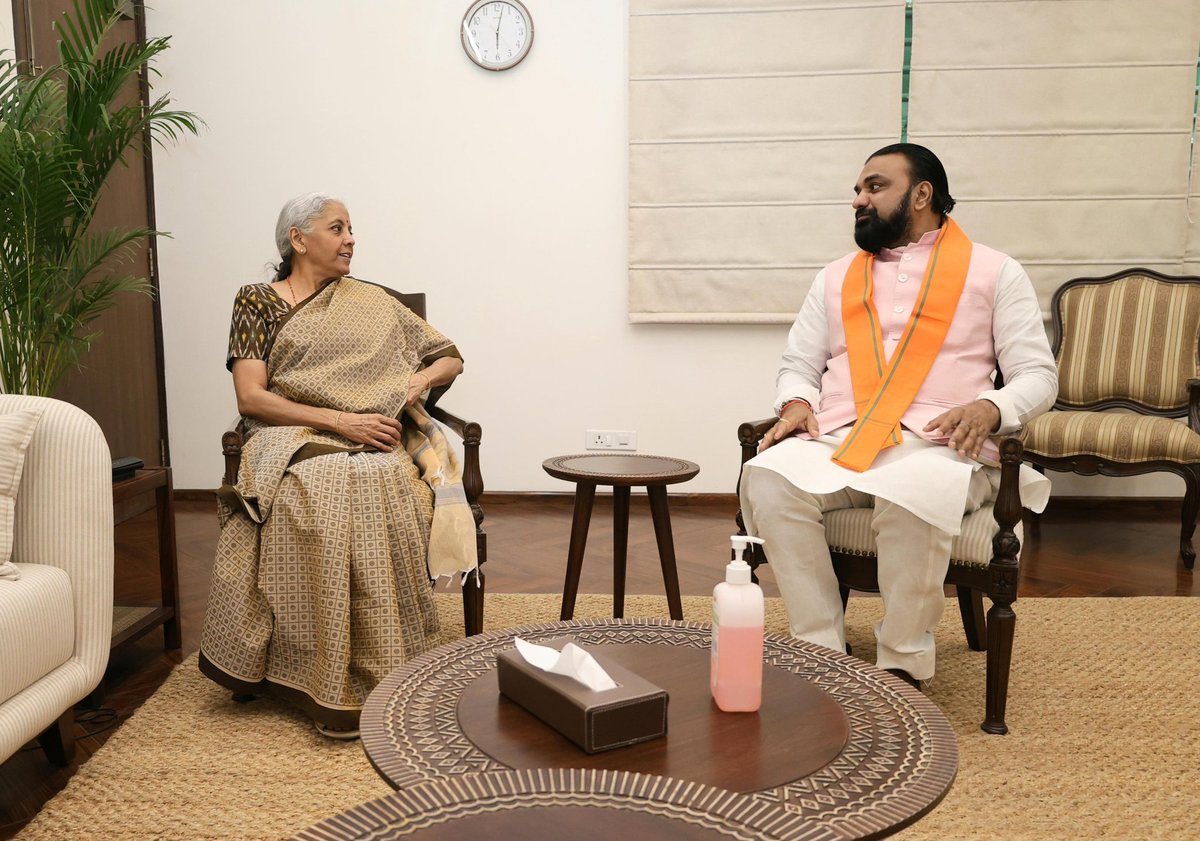samrat4bjp's tweet image. माननीय केंद्रीय वित्त मंत्री श्रीमती @nsitharaman जी से शिष्टाचार मुलाकात कर बिहार के आर्थिक विकास, समग्र उन्नयन और प्रगति के विभिन्न आयामों पर विस्तृत एवं सार्थक चर्चा हुई।

#ViksitBihar #ViksitBharat