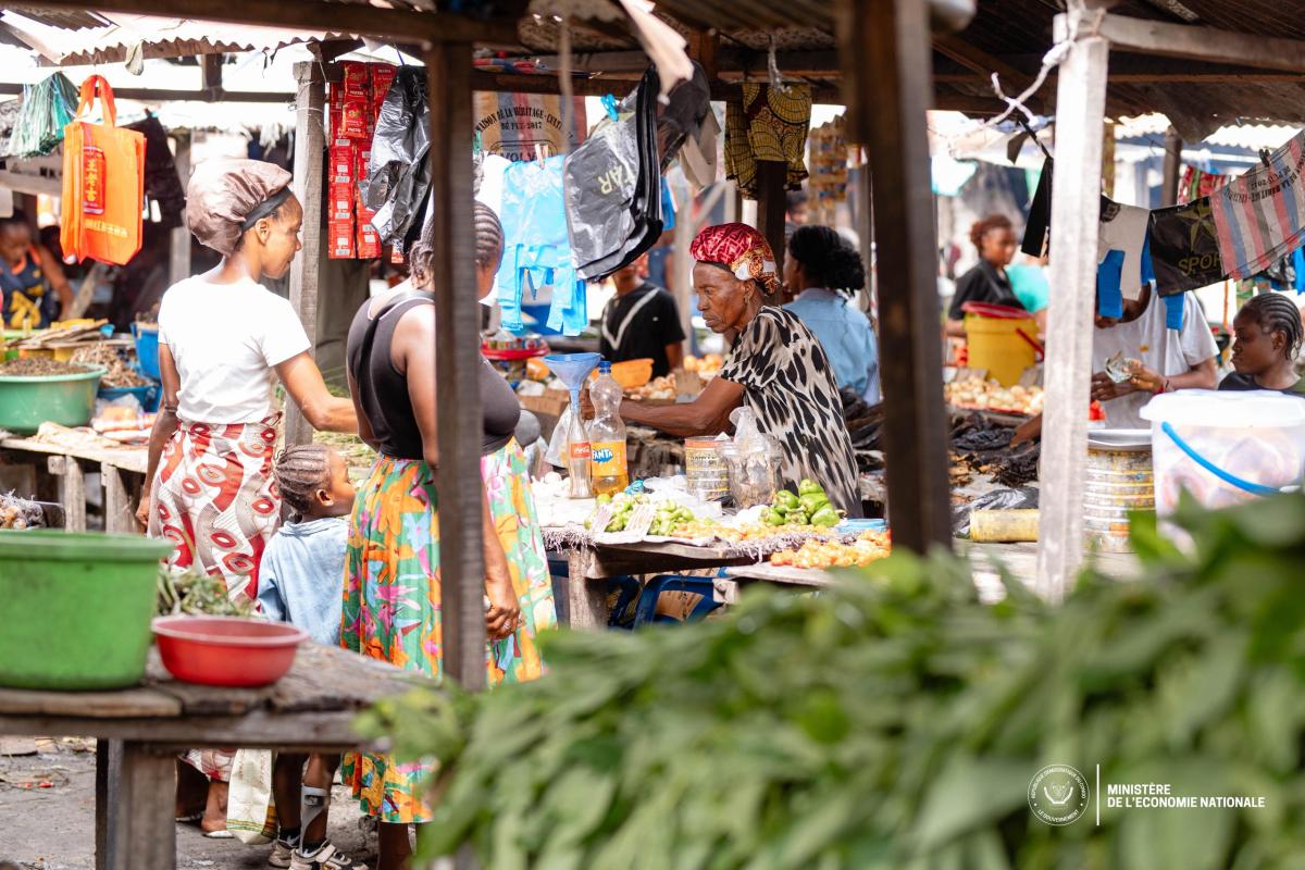 Christal00243's tweet image. RDC : Le gouvernement réserve désormais le petit commerce et le commerce de détail aux opérateurs économiques congolais. Les investisseurs étrangers restent autorisés pour certaines activités spécialisées. Un décret vise à moderniser le secteur. #RDC #Economie #Business