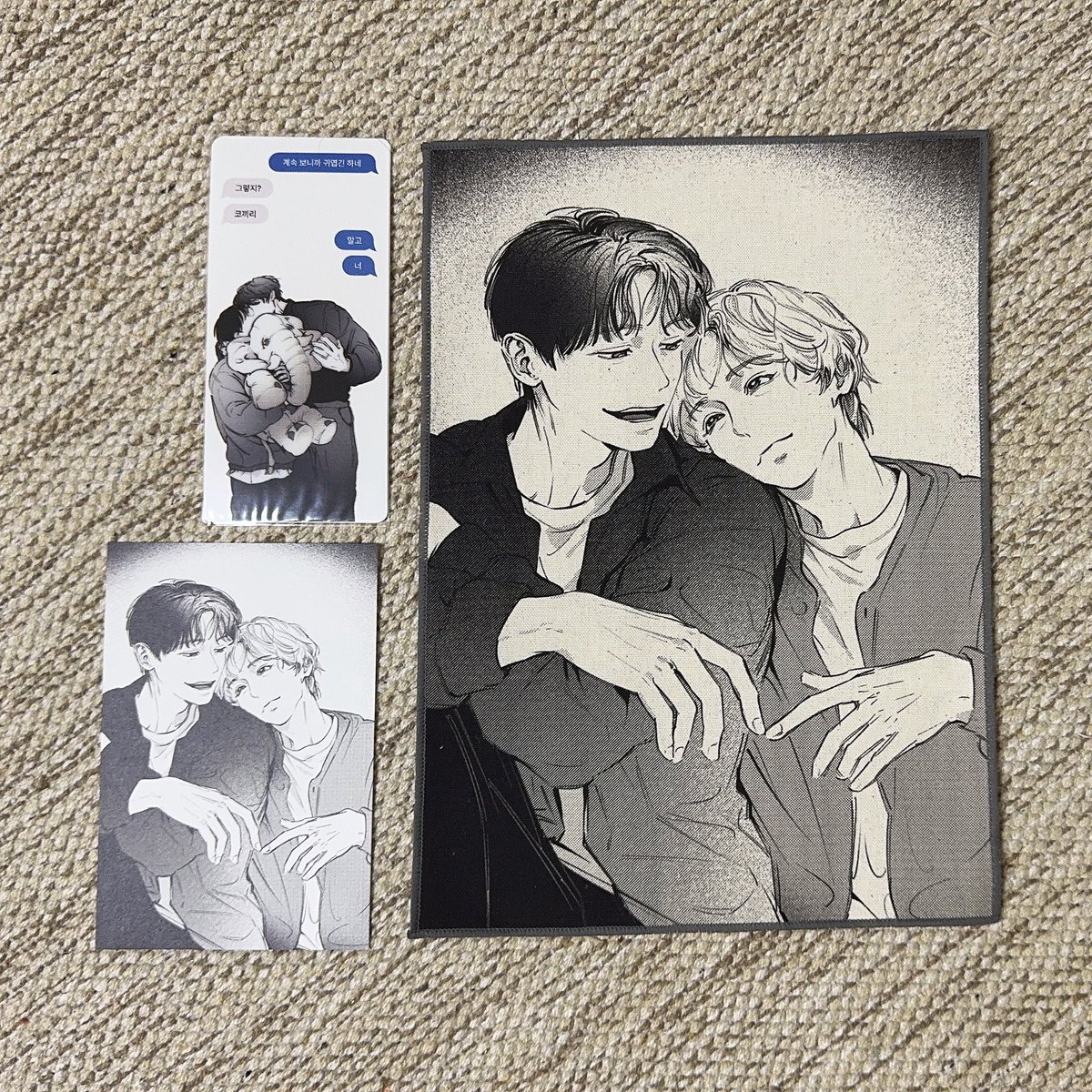 undergrowth____'s tweet photo. RT이벤트)
RT하신 분 중 네분을 추첨하여 비터앤스윗 특전 세트를 무료나눔합니다.

📌 기간 : ~ 5/4
📌 당발 : 5/5 어린이날🎁

* 초기 제작 샘플로 끝부분 마감이 다른 패브릭포스터 두개가 포함되므로 괜찮으신 분만 참여바랍니다. https://t.co/Owh6Tn6WR4