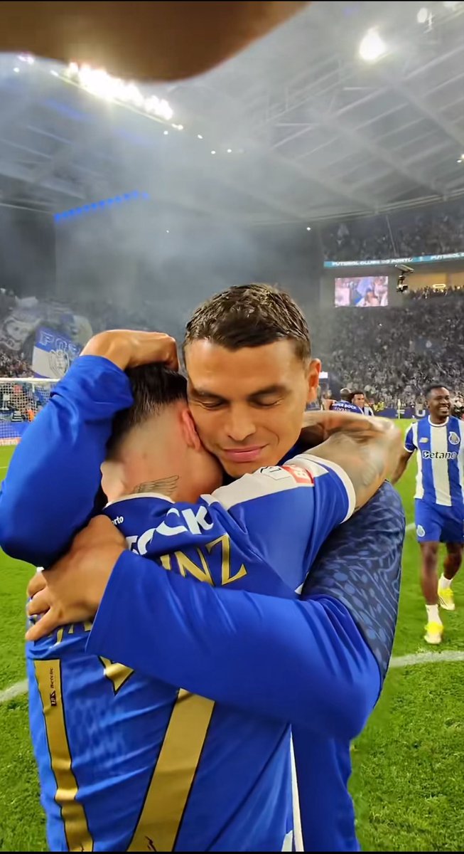 Este abraço arrepia.
Dois guerreiros que perderam as mães recentemente…
Depois de tudo o que aconteceu aos nossos, tinhamos de ser felizes 💙
