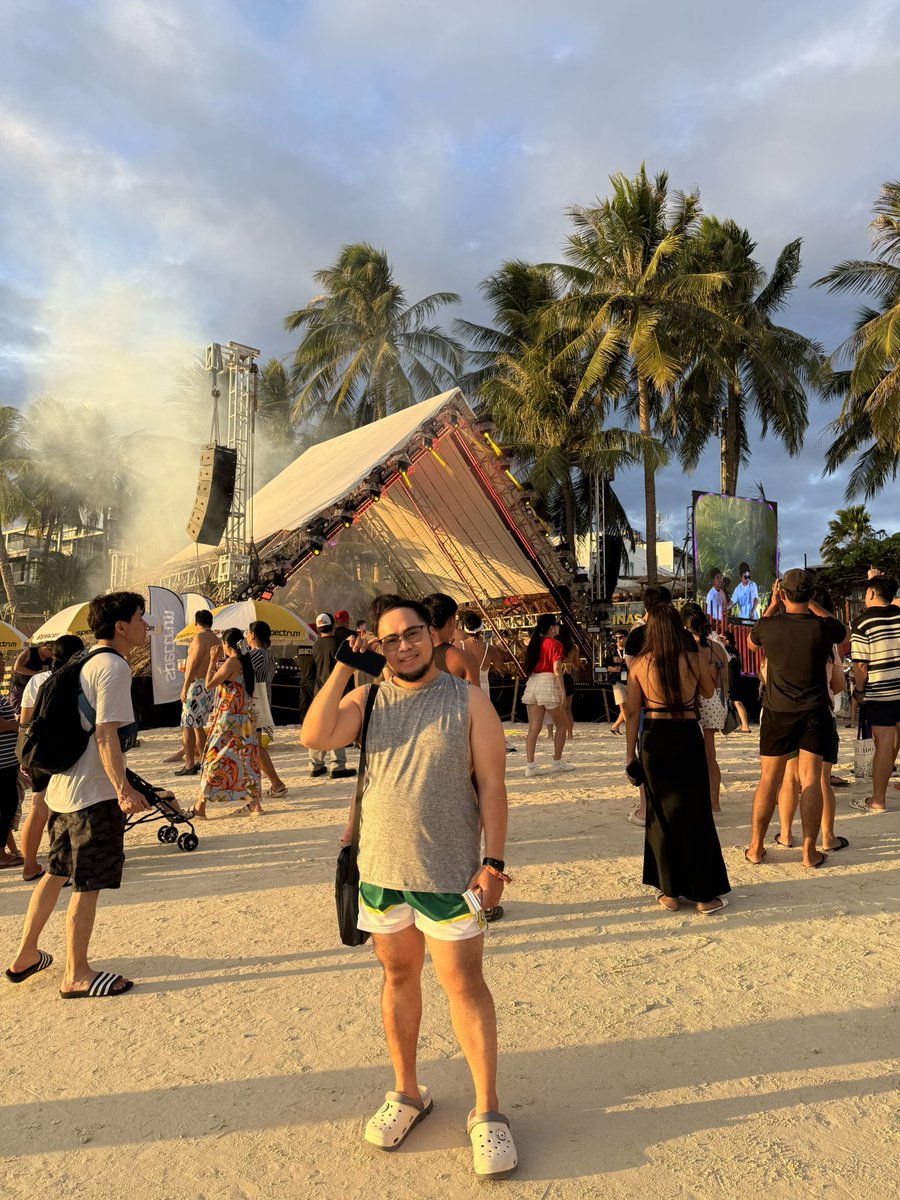 JcDumbledore's tweet photo. My favorite pics during LaBoracay and LoveBoracay 2026! 🫶🏻🏖️ https://t.co/9rzmuxBG5M
