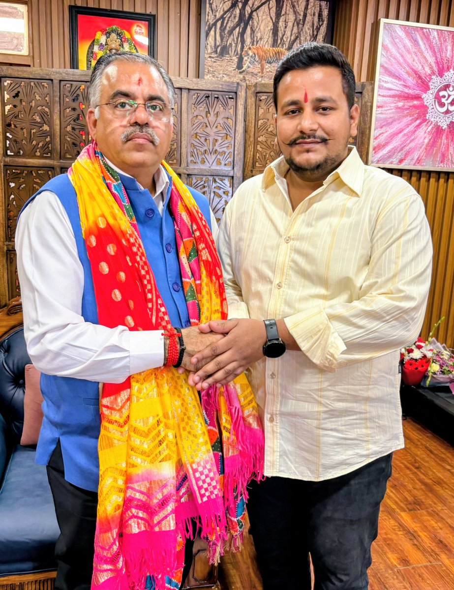 SakshitMehrotra's tweet photo. आज भाजपा के राष्ट्रीय महामंत्री आदरणीय @itarunchug जी के जन्मदिन के अवसर पर उनके आवास पर पहुंचकर शुभकामनाएं दी।

#sakshitmehrotra #bjpindia #tarunchugh #instagram #poltics https://t.co/lU01gES1MJ