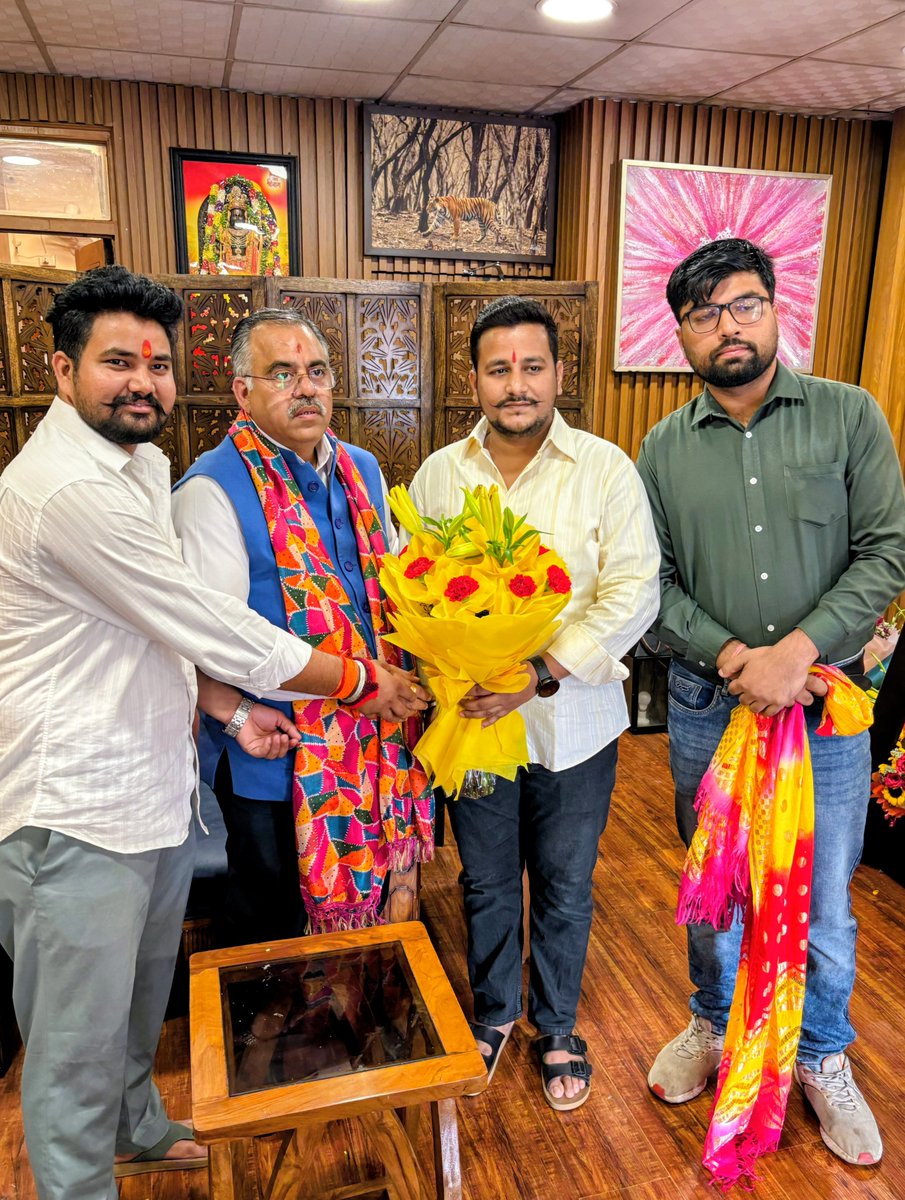 SakshitMehrotra's tweet photo. आज भाजपा के राष्ट्रीय महामंत्री आदरणीय @itarunchug जी के जन्मदिन के अवसर पर उनके आवास पर पहुंचकर शुभकामनाएं दी।

#sakshitmehrotra #bjpindia #tarunchugh #instagram #poltics https://t.co/lU01gES1MJ