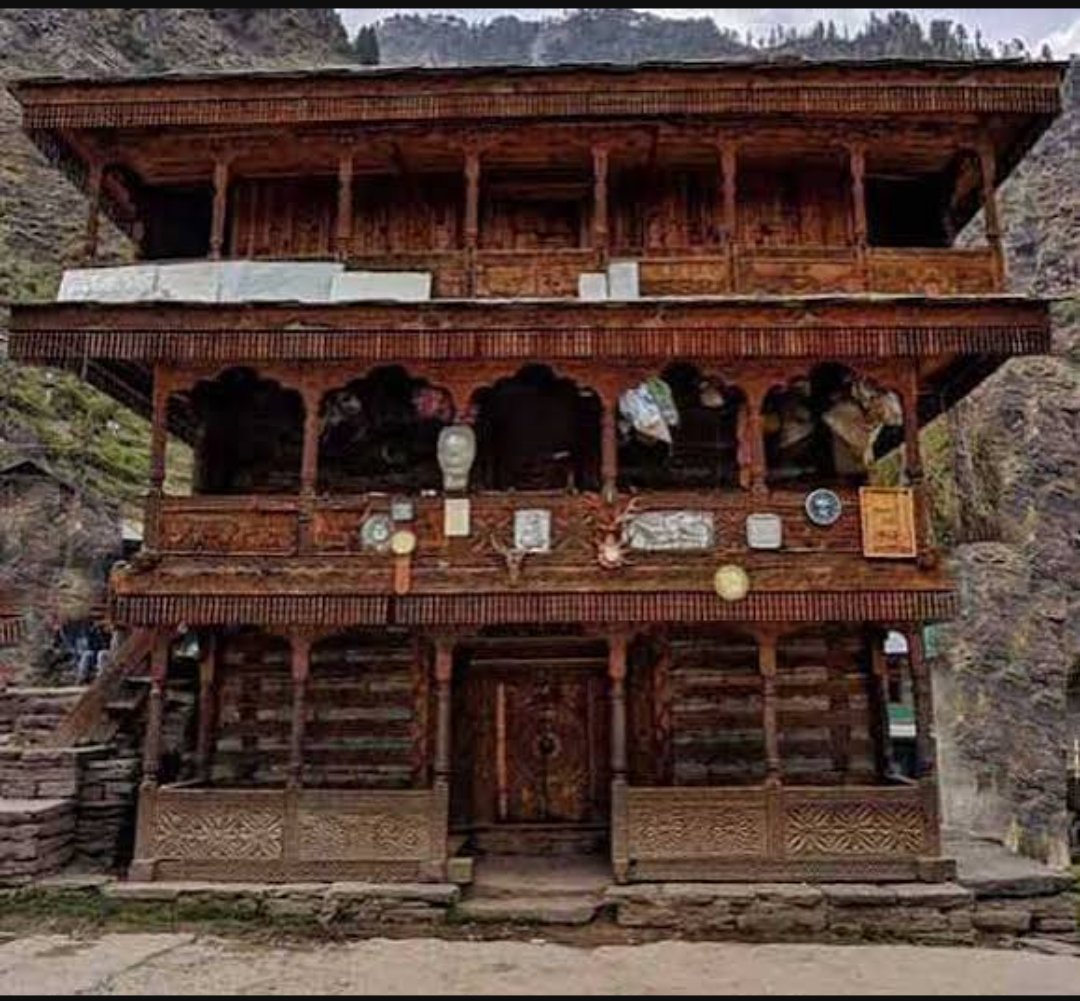 thw4u's tweet image. 📍 Raja Jamlu Rishi Temple and Kothi Malana, Kullu

New and Old...which burnt down in 2008  with Half of the  Village around 82 Houses 
#Kathkuni #Architecture
#HimachalPradesh