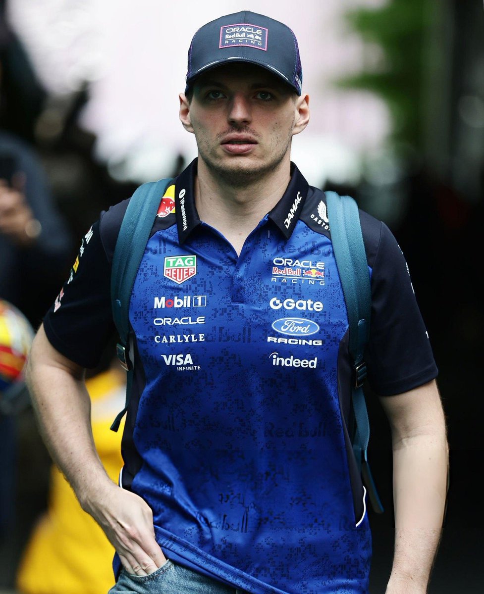 🇺🇸 | Max Verstappen llegando al paddock 👋 

La Bestia de Hasselt ya está lista para la carrera. Ya huele el miedo italiano. 😈