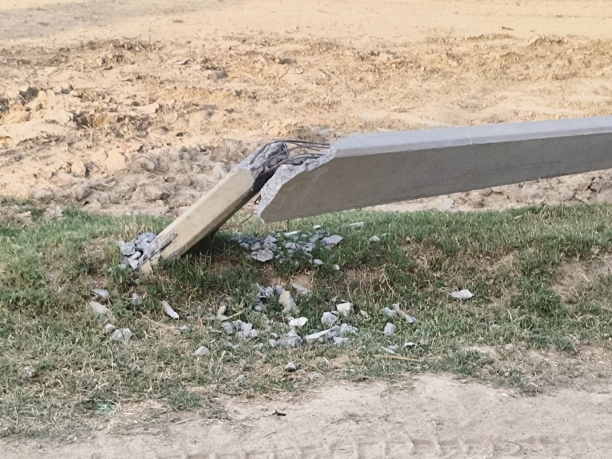 sumit_thakur_07's tweet image. गांव सरानी, जिला एटा में 7 दिनों से बिजली का खंभा टूटा है। समर से पानी नहीं मिल रहा, फसलें खराब हो रही हैं। अभी तक मरम्मत नहीं हुई। कृपया तुरंत कार्रवाई करें। @UPPCLLKO @dvvnletah @DM_Etah @myogioffice #etah #powercut
