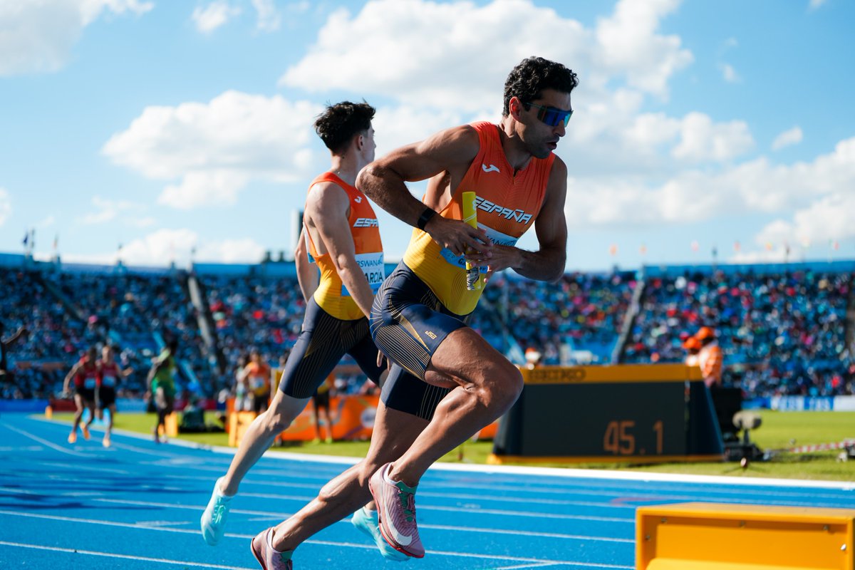 atletismoRFEA's tweet photo. The "Spanish Beatles" ✅ QUALIFIED
OBJETIVO CUMPLIDO ... y van 5⃣

El cuarteto de 4x400 m 🇪🇸 #EspañaAtletismo de 4x400 m ➡️ Beijing 2027

2º ⏱️3:01.37
@davgarzur 🤝 @SamuelGarcia400 🤝
@ManuelGuijarro2🤝@oscarhusillos

Los viejos "rockeros" son mucho "rockeros"
Y Samu superando un traspiés del que salió airoso
👏👏👏👏

#WorldRelays #PasiónPorCompetir
📊 https://t.co/22VkQv71Fx
📺 @teledeporte @rtveplay
📸 https://t.co/T6pCNeo4tf