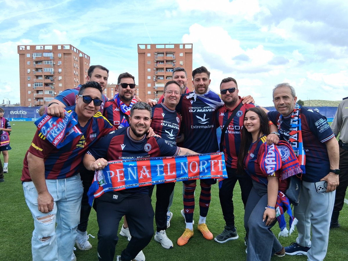 elnorteud's tweet photo. Que si que si que si!!! Que somos de 1RF. Gracias @CDExt1924 por otro ascenso tan apasionante cada partido. 4 de 4 y ya estamos donde mínimo merecemos. Que bonito es ser de Almendralejo y del Extremadura. Vamosssss 💙♥️ https://t.co/e212UWdH24