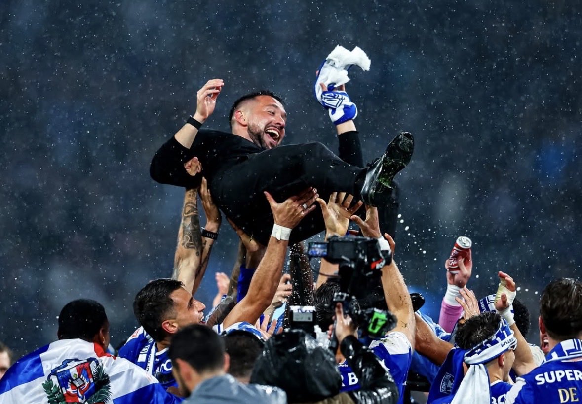 Primeiro um treinador sem títulos, depois o all-in, depois Ajax das últimas jornadas, depois tic-tac, depois Ajax das últimas jornadas, depois não jogam nada, depois tic-tac, depois Thiago S. = Pepe 18/19, depois tic-tac mês de Março, depois Ajax das últimas jornadas.

Resultado: