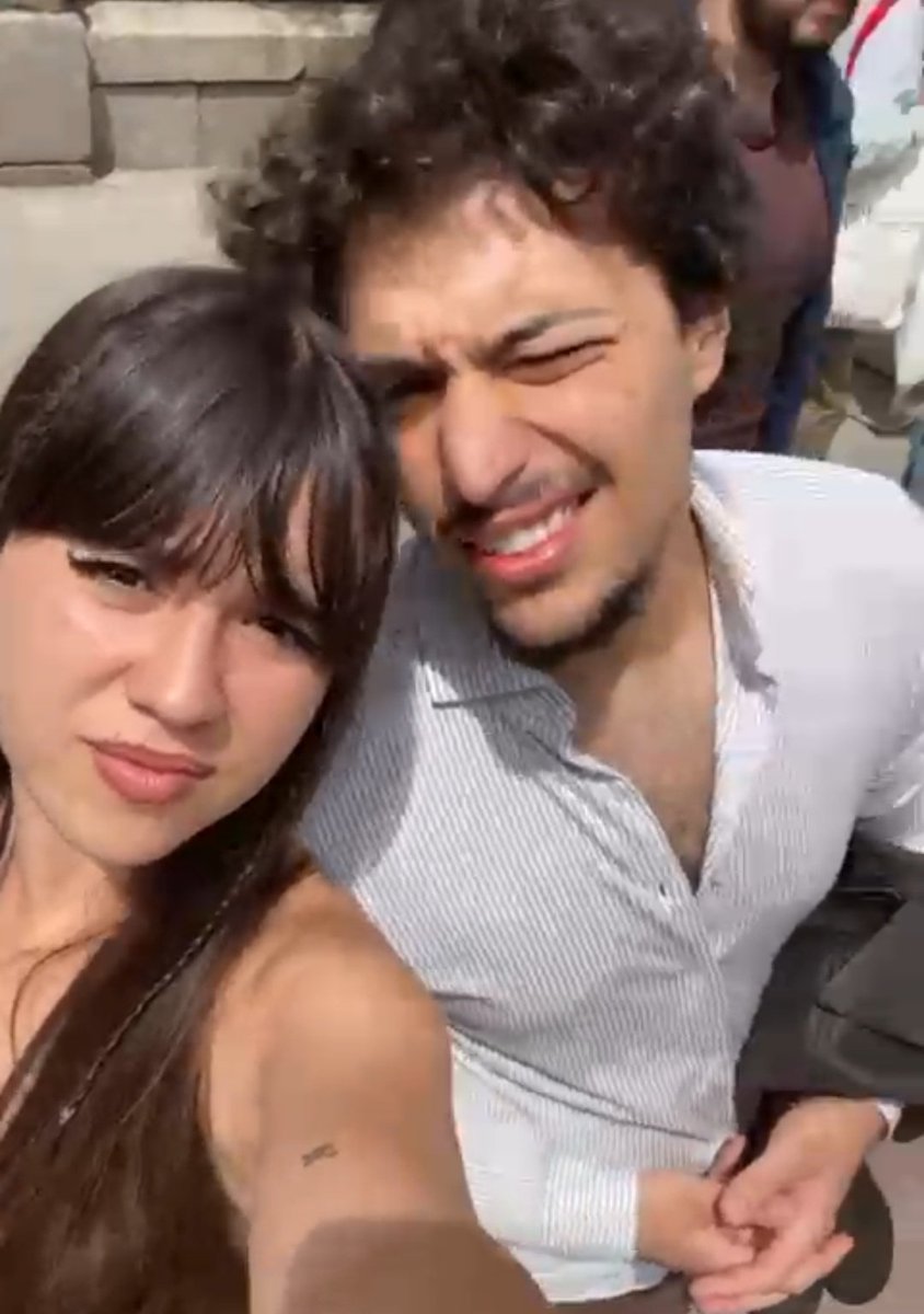 Por cierto espero que hayáis reaccionado a esta bonita pareja con un 👩🏻‍❤️‍💋‍👨🏻