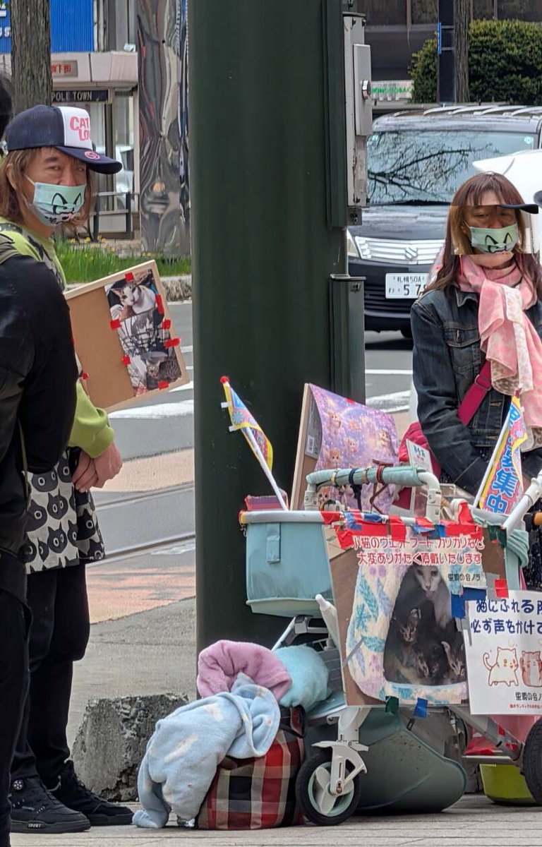 ne_ko_ma_ya_'s tweet photo. 3（日）
13時〜14時迄
#里親の会ノラ
本日は反ワクデモのご婦人も👎️
着ぐるみ啓蒙ボランティアさんが行くと既に警官に囲まれて注意を受けていたとの事
①吉野家前（警官により排除）
②磯丸水産前（同上）
③ノルベサ前（着ぐるみさんにより排除）
警官も要注意人物として警ら対象にしているよう👍️ https://t.co/vS2iYYUMi2