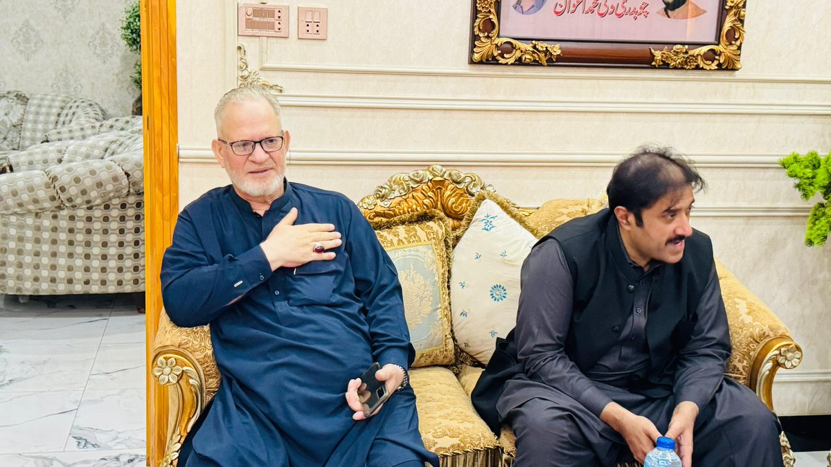 RafiqueZeeshan's tweet photo. وزیر بلدیات پنجاب ذیشان رفیق کی اپنی سیاسی ٹیم کے ہمراہ بمبانوالہ میں سابقہ وائس چیئرمین عرفان علوی کے گھر آمد پر سابقہ ناظم عبدالمنان علوی سے خوشگوار ملاقات کی 

#CMMaryamNawazSharif #mianzeeshanrafique #syedmudassirhussain #PMLN #GovtOfPunjab  #suthrapunjab #lahore #Daska https://t.co/hqc5cSgbA6