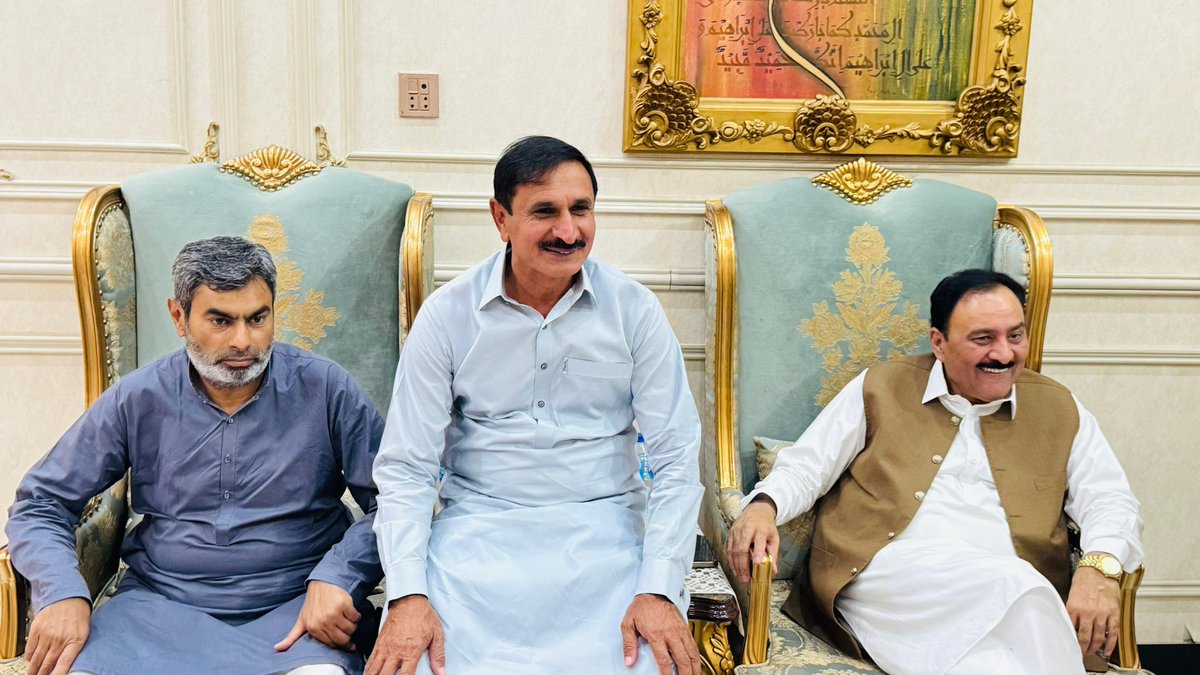 RafiqueZeeshan's tweet photo. وزیر بلدیات پنجاب ذیشان رفیق کی اپنی سیاسی ٹیم کے ہمراہ بمبانوالہ میں سابقہ وائس چیئرمین عرفان علوی کے گھر آمد پر سابقہ ناظم عبدالمنان علوی سے خوشگوار ملاقات کی 

#CMMaryamNawazSharif #mianzeeshanrafique #syedmudassirhussain #PMLN #GovtOfPunjab  #suthrapunjab #lahore #Daska https://t.co/hqc5cSgbA6