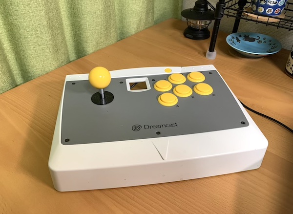 saijun9's tweet photo. DCアーケードスティックを発掘したので、手持ちのサンワレバーとボタンに換装。基盤は新調してPCやらSwitchで使えるように。
アケゲーやるくらいならこれくらいのボタン数でも充分よね。 https://t.co/vZ5bzil1j2