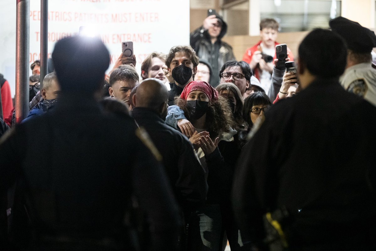Lloydphoto's tweet image. Photos: Protesters clashed with ICE Agents and NYPD Officers at Wyckoff Hospital for  hours as ICE officers detained a man. #LloydMitchellPhotography #ICE #ICEAgents #NYPD #Photojournalism #AMNY #AMNEWYork #Bushwick #Immigration
