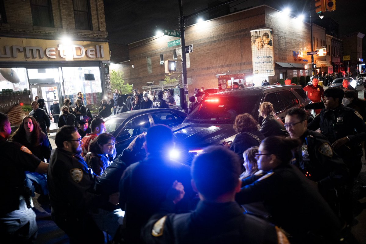 Lloydphoto's tweet image. Photos: Protesters clashed with ICE Agents and NYPD Officers at Wyckoff Hospital for  hours as ICE officers detained a man. #LloydMitchellPhotography #ICE #ICEAgents #NYPD #Photojournalism #AMNY #AMNEWYork #Bushwick #Immigration